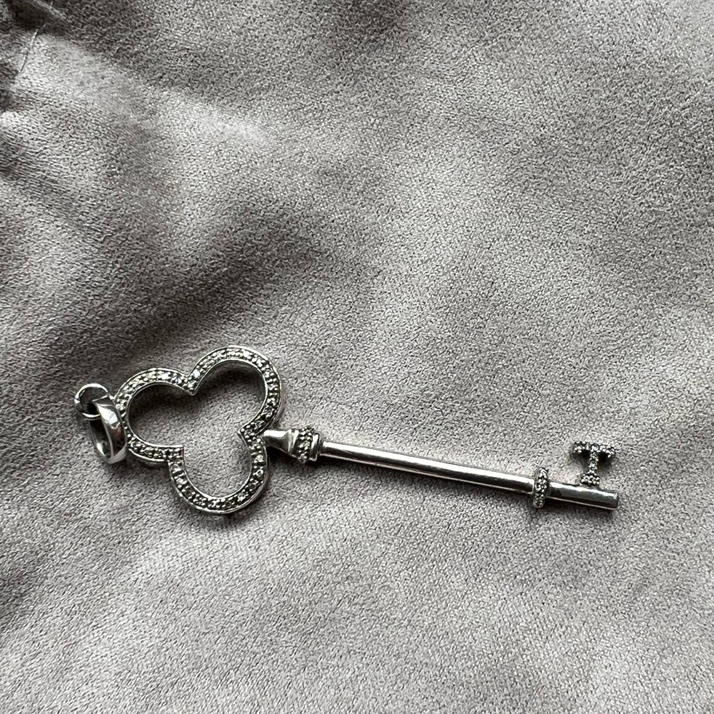 925 Sterling Silver and diamond key charm pendant - Picture 2 of 10